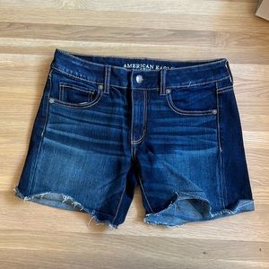American Eagan super stretch jean shorts. Frayed bottom hem. Can be fold…